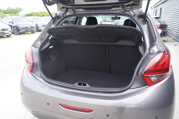 Grå Peugeot 208 fra 2019