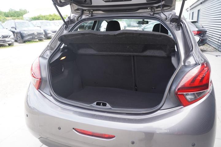 Grå Peugeot 208 fra 2019