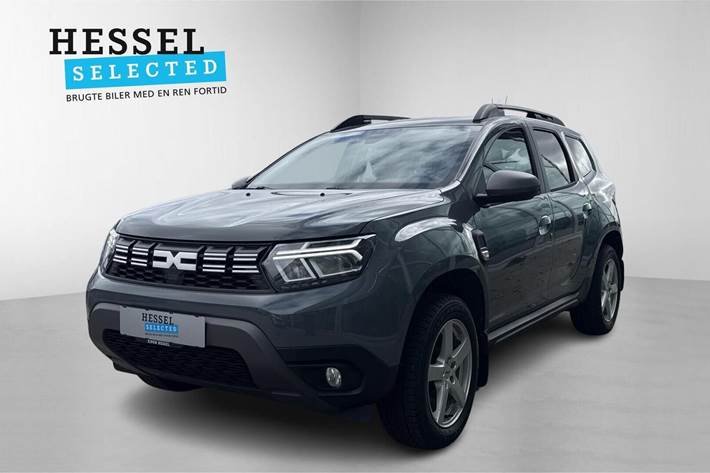 Grå Dacia Duster fra 2023 set udefra
