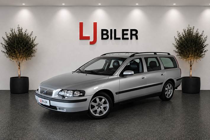 Sølv Volvo V70 fra 2004 set udefra