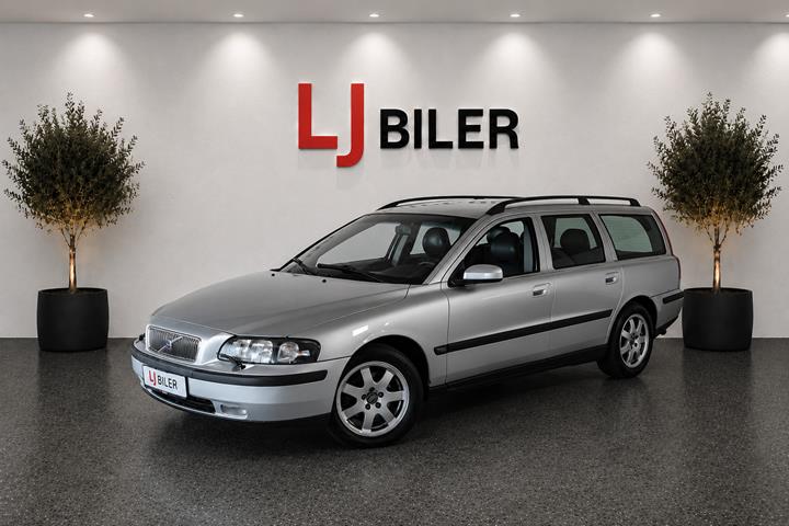 Sølv Volvo V70 fra 2004 set udefra