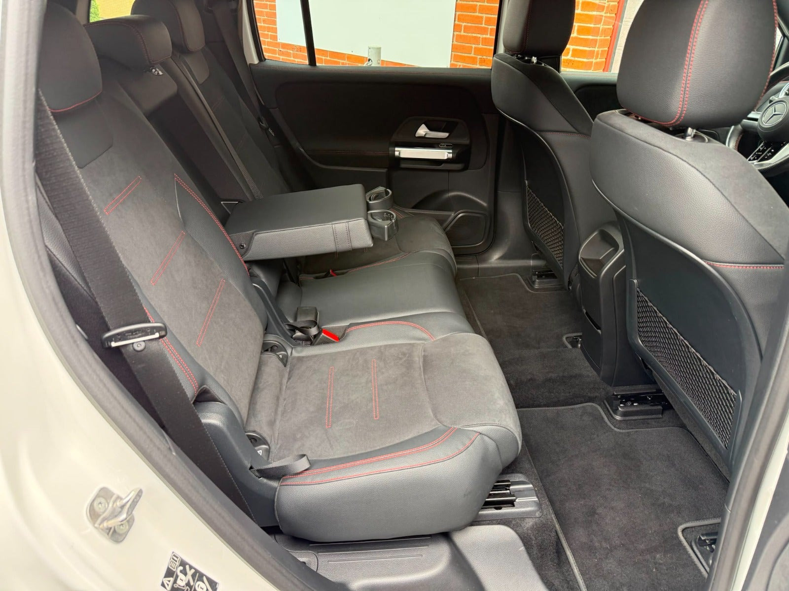 Hvid Mercedes EQB250+ fra 2024