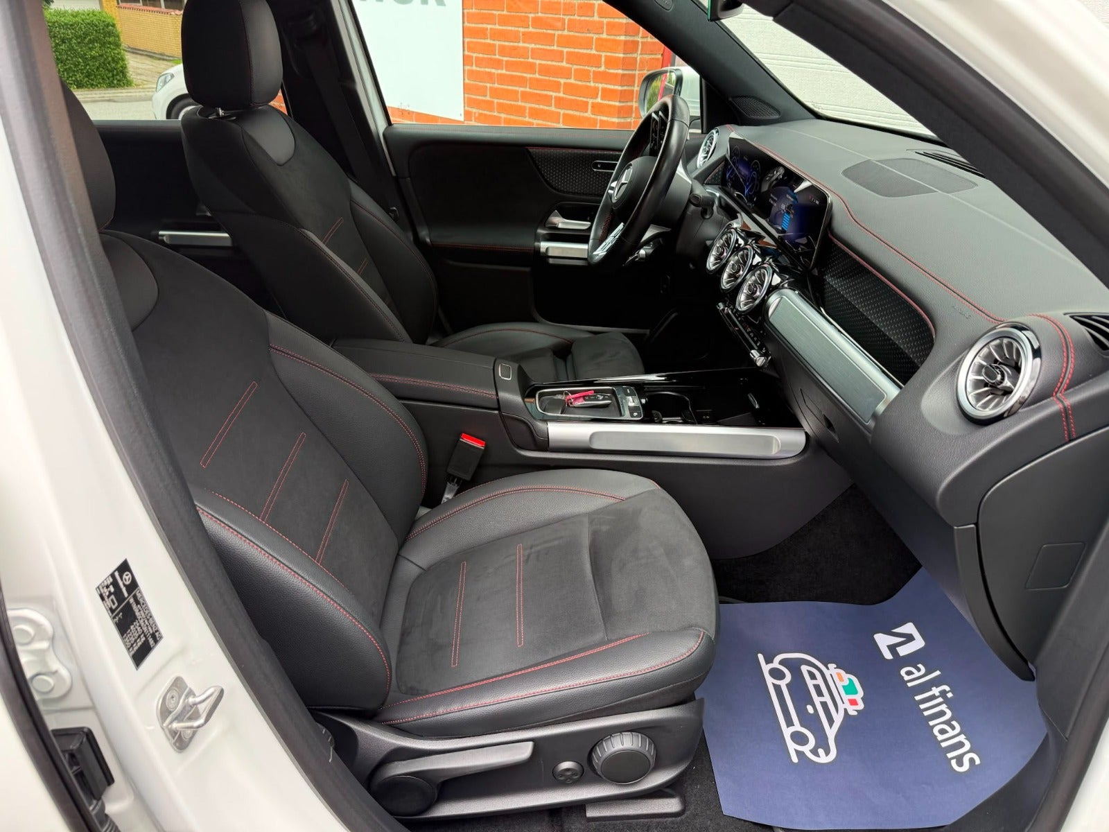 Hvid Mercedes EQB250+ fra 2024