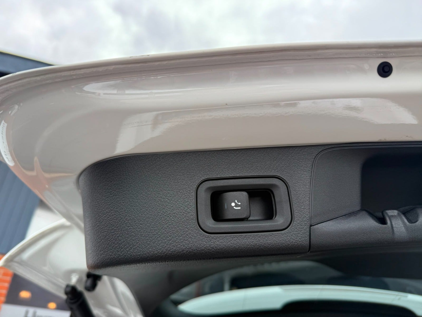 Hvid Mercedes EQB250+ fra 2024