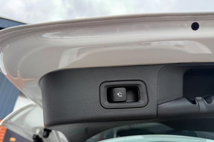 Hvid Mercedes EQB250+ fra 2024