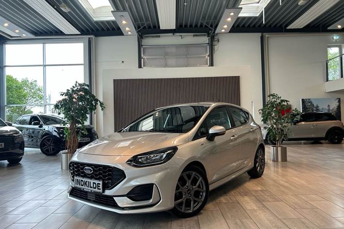 Sølv Ford Fiesta fra 2022 set udefra