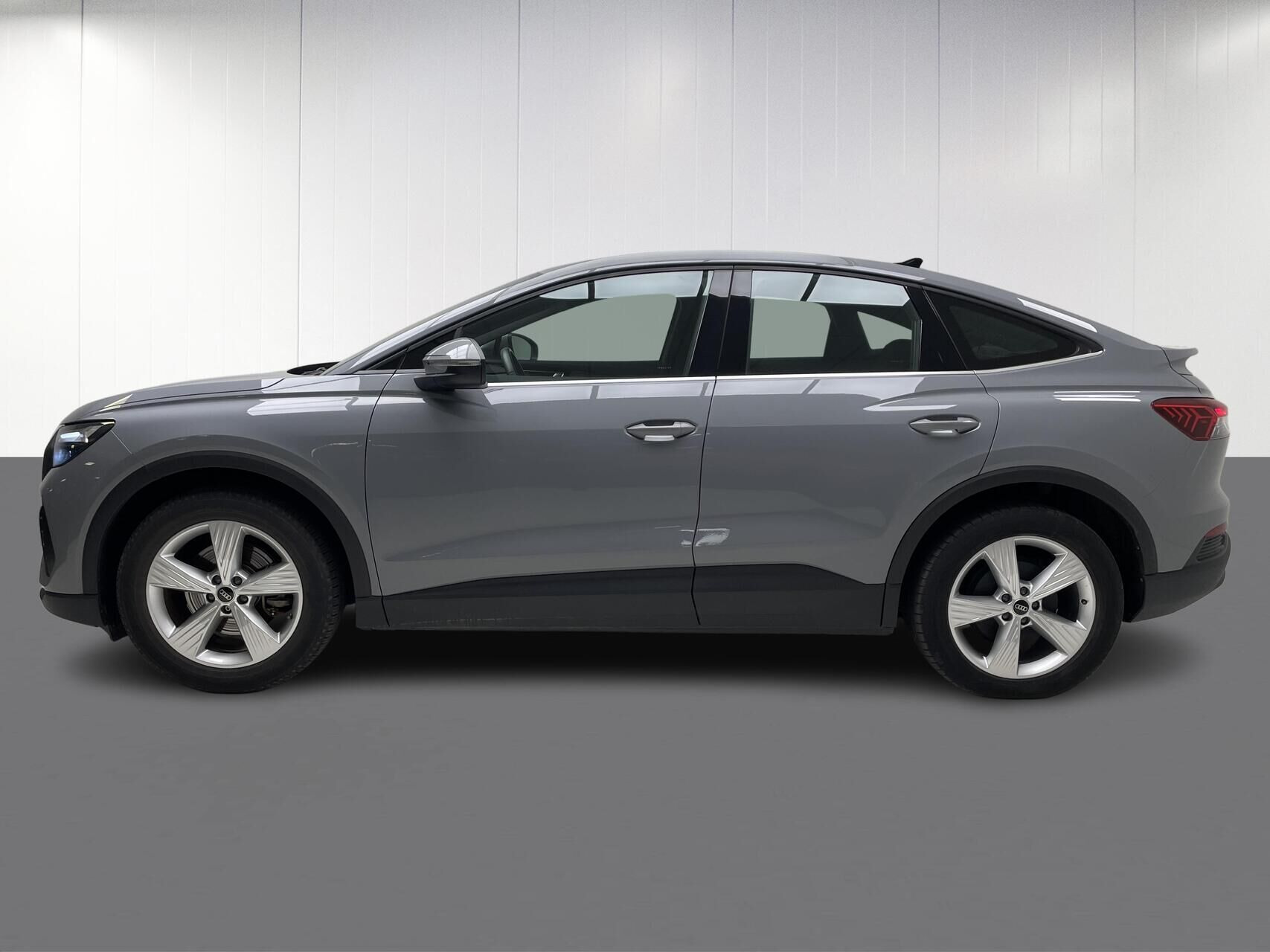 Grå Audi Q4 fra 2023