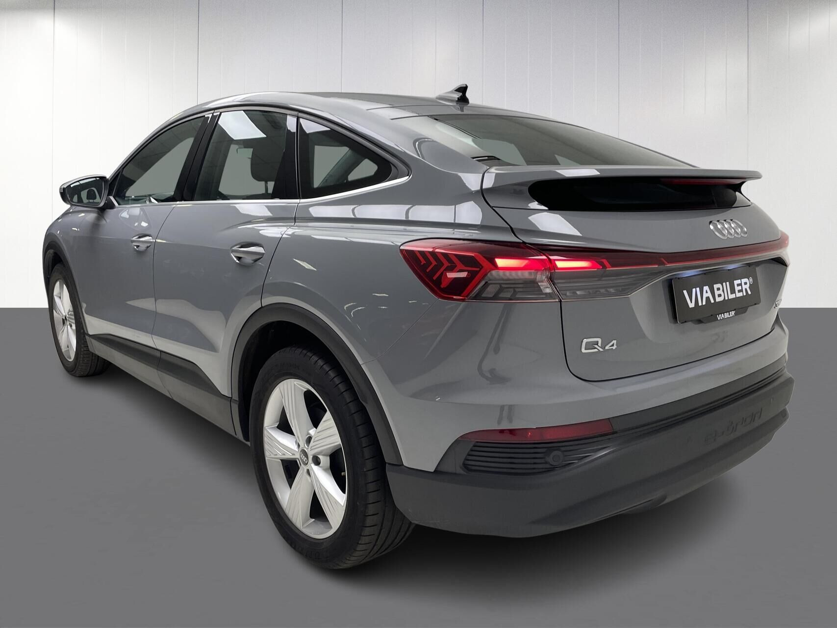Grå Audi Q4 fra 2023