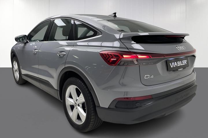 Grå Audi Q4 fra 2023
