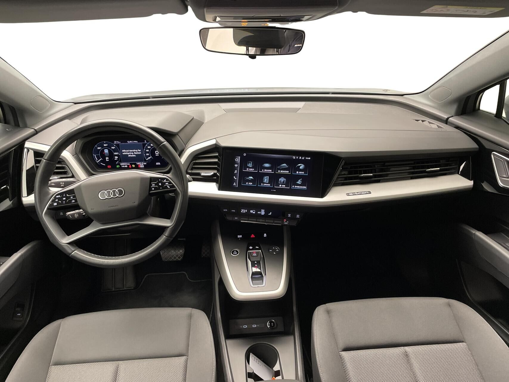 Grå Audi Q4 fra 2023 set indefra