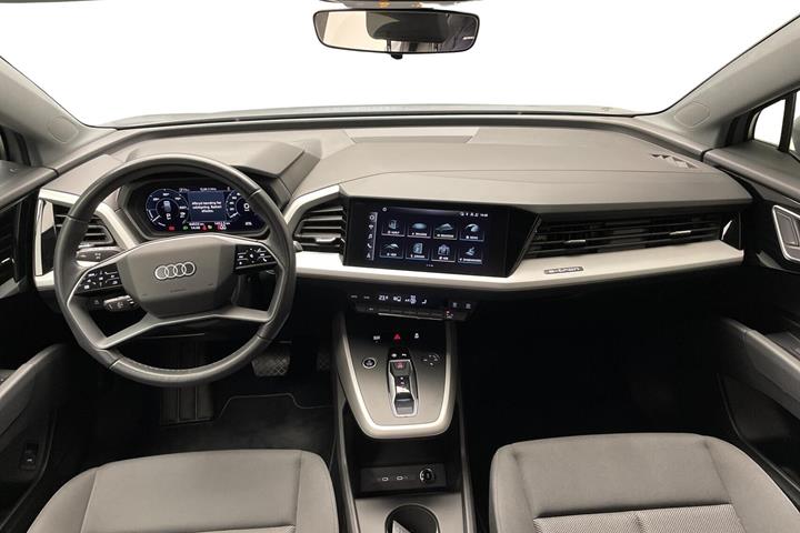 Grå Audi Q4 fra 2023 set indefra