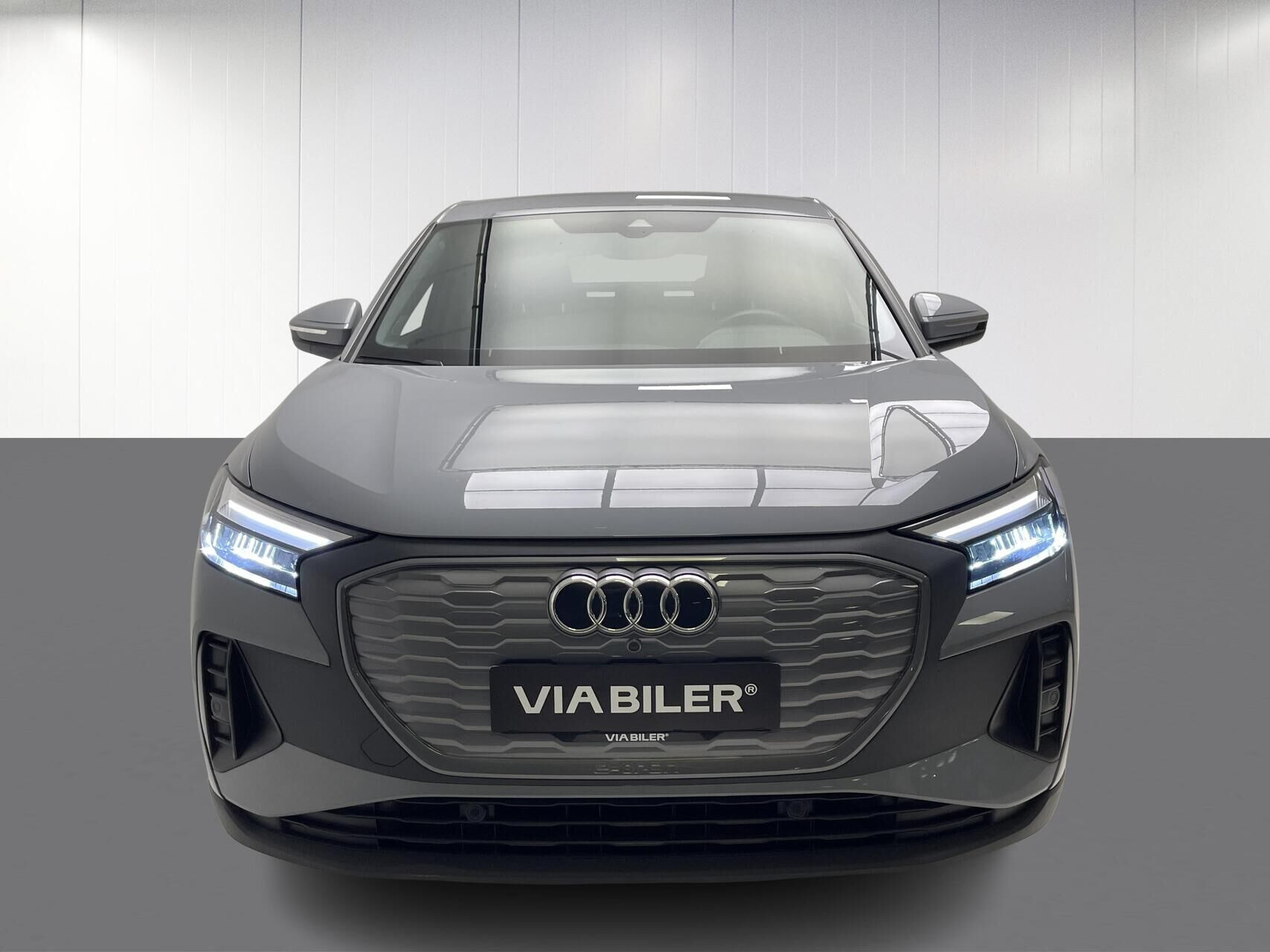 Grå Audi Q4 fra 2023