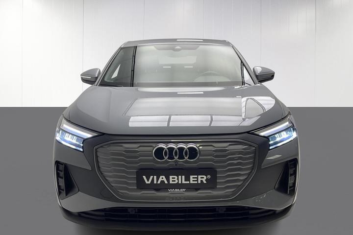 Grå Audi Q4 fra 2023