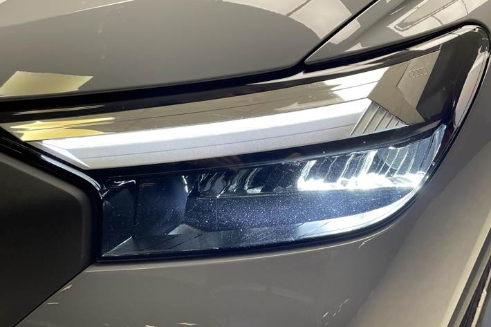 Grå Audi Q4 fra 2023