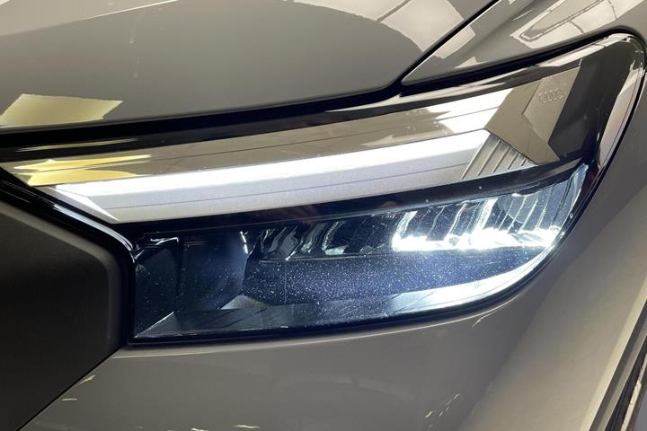 Grå Audi Q4 fra 2023