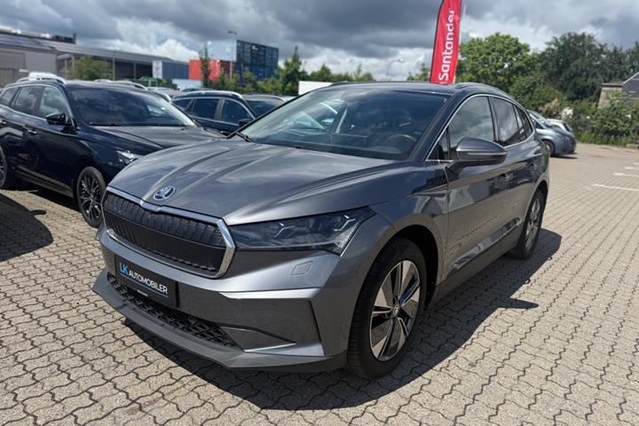 Grå Skoda Enyaq fra 2024 set udefra