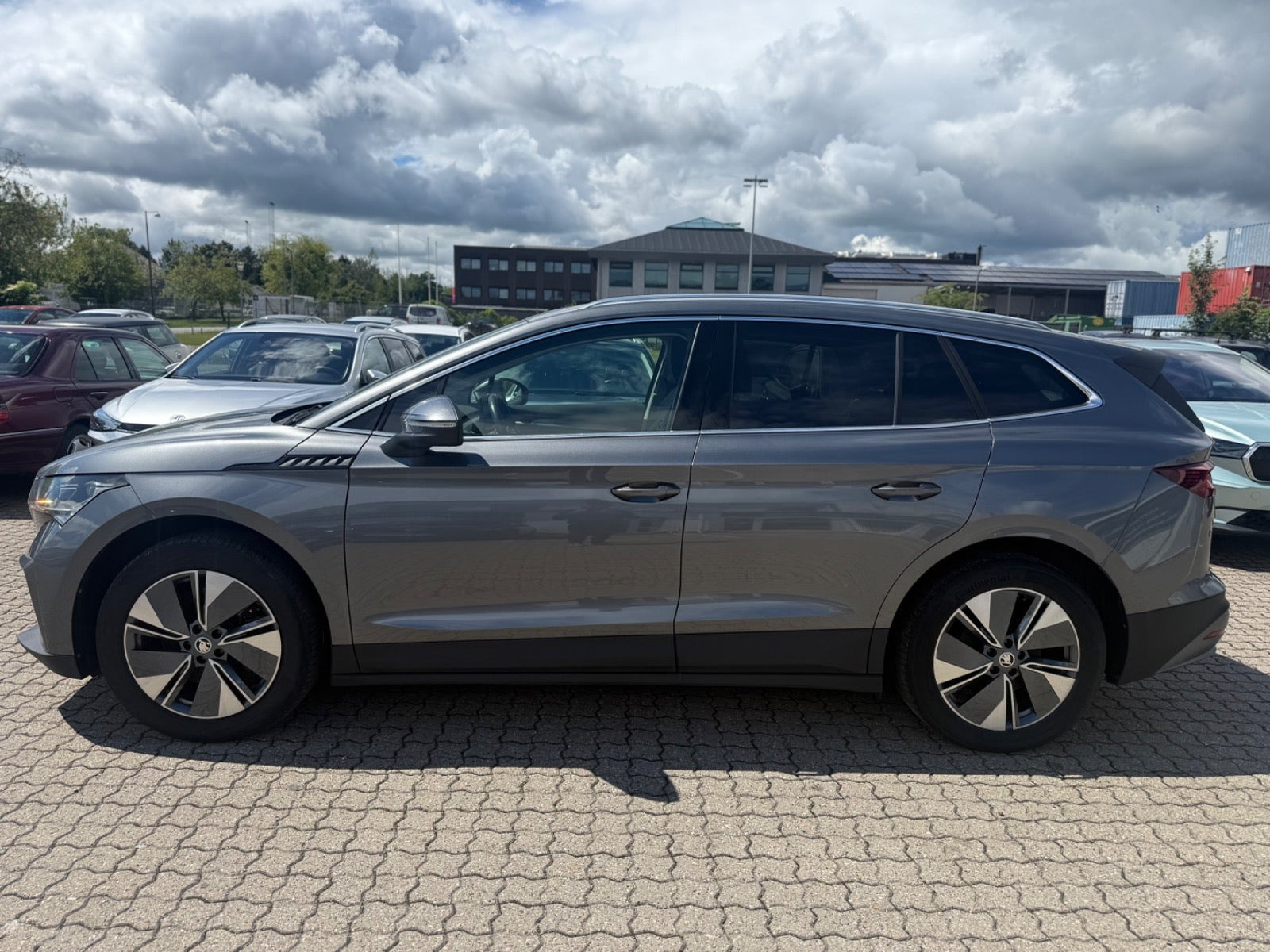 Grå Skoda Enyaq fra 2024