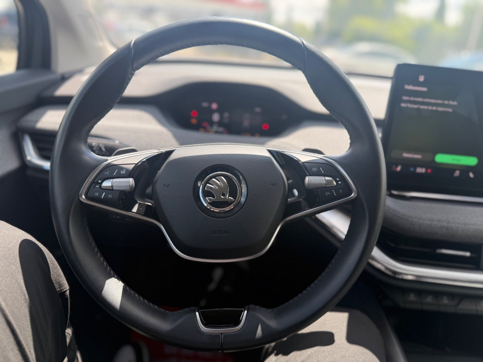 Grå Skoda Enyaq fra 2024