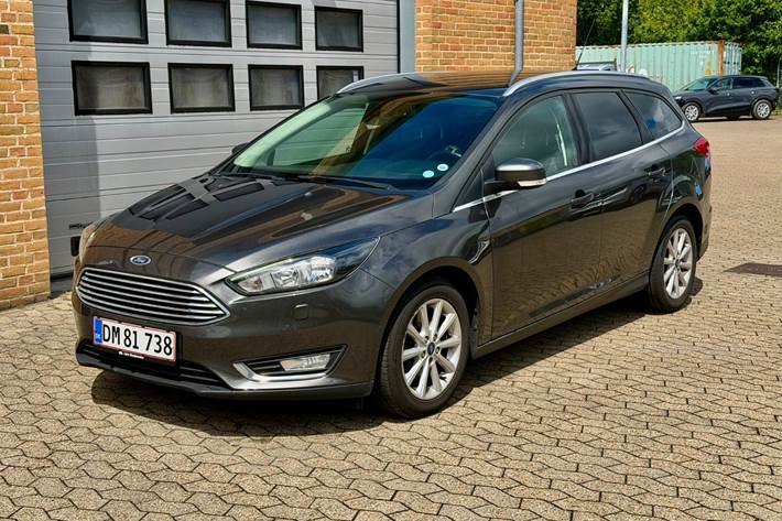 Grå Ford Focus fra 2017 set udefra