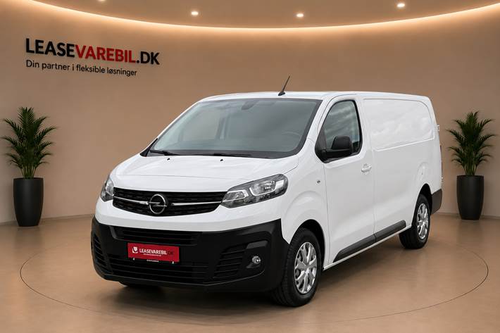 Hvid Opel Vivaro fra 2021 set udefra