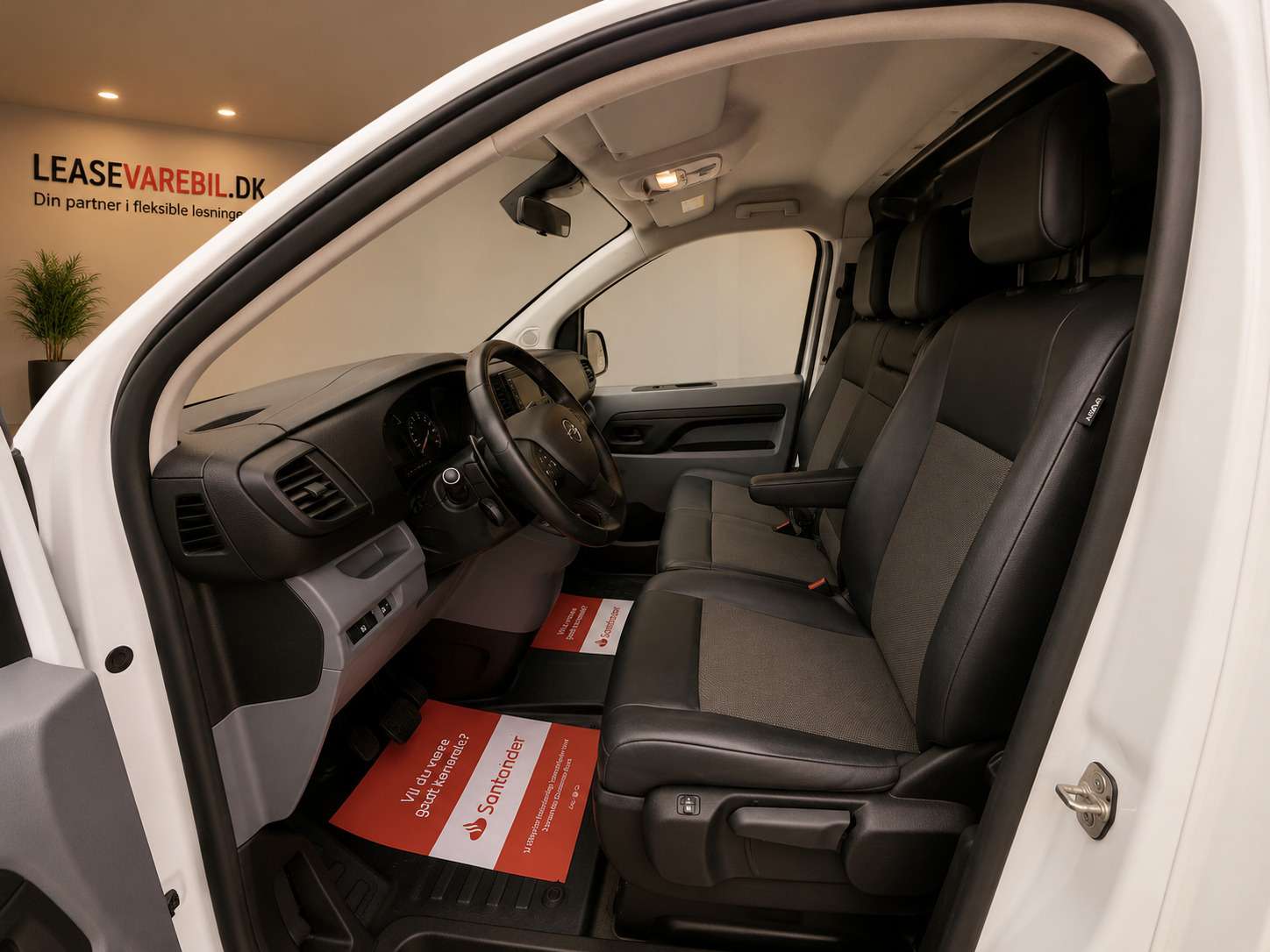 Hvid Opel Vivaro fra 2021