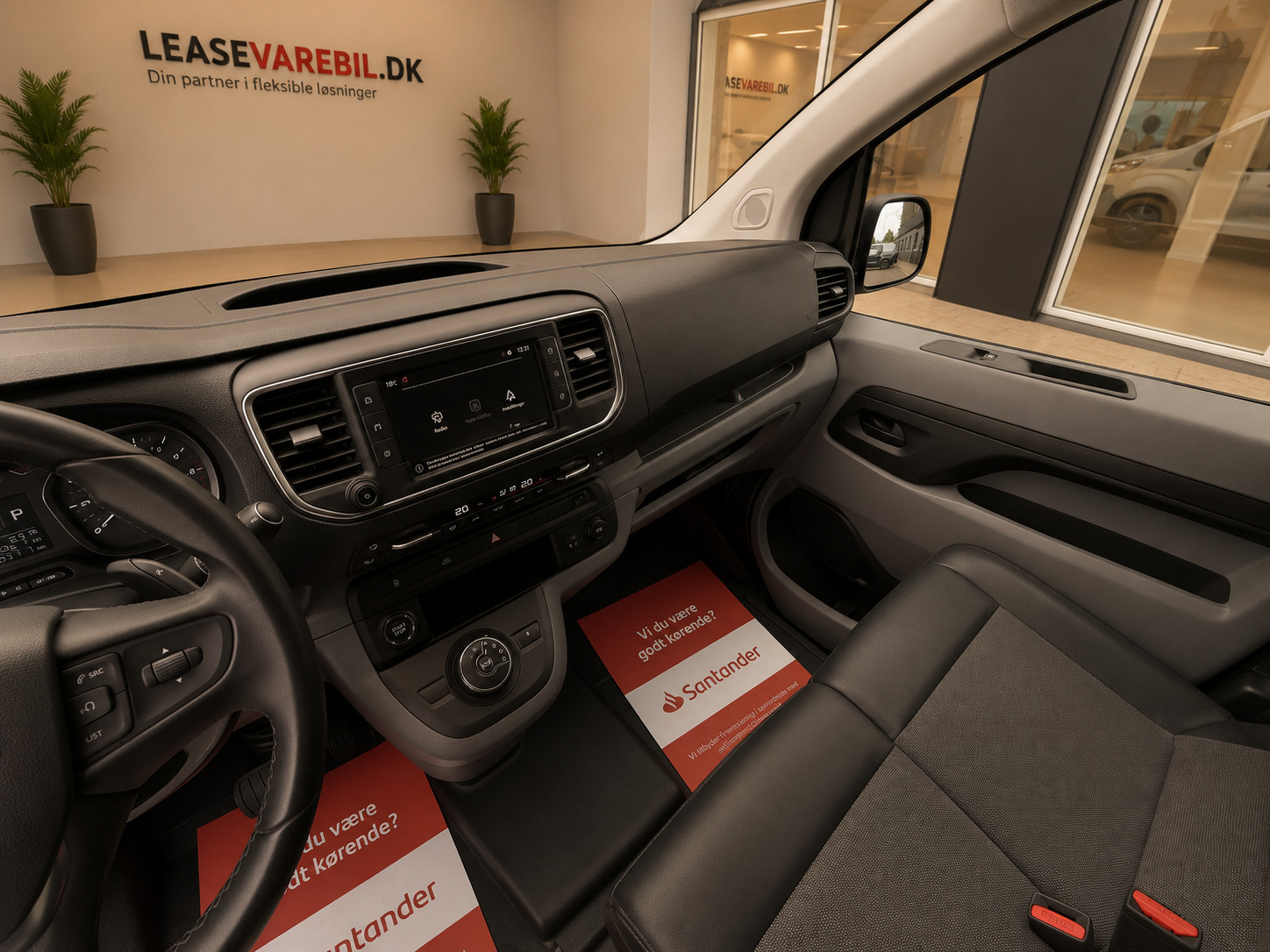 Hvid Opel Vivaro fra 2021
