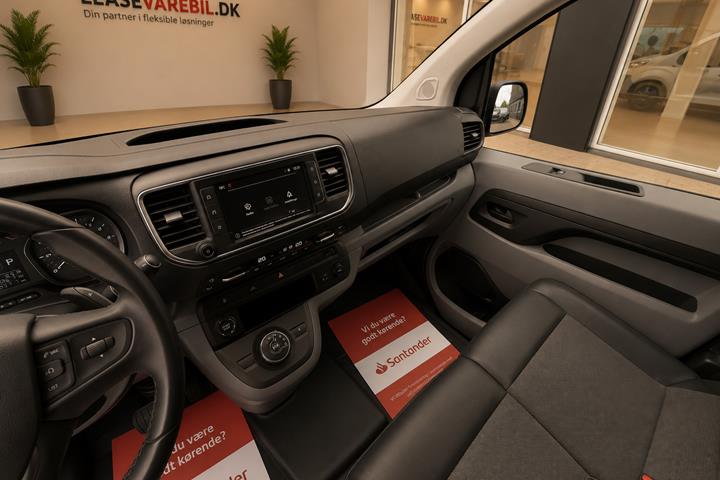Hvid Opel Vivaro fra 2021