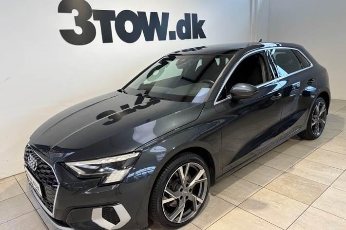 Grå Audi A3 fra 2021 set udefra