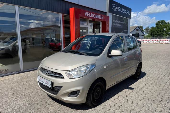 Beige Hyundai i10 fra 2011 set udefra