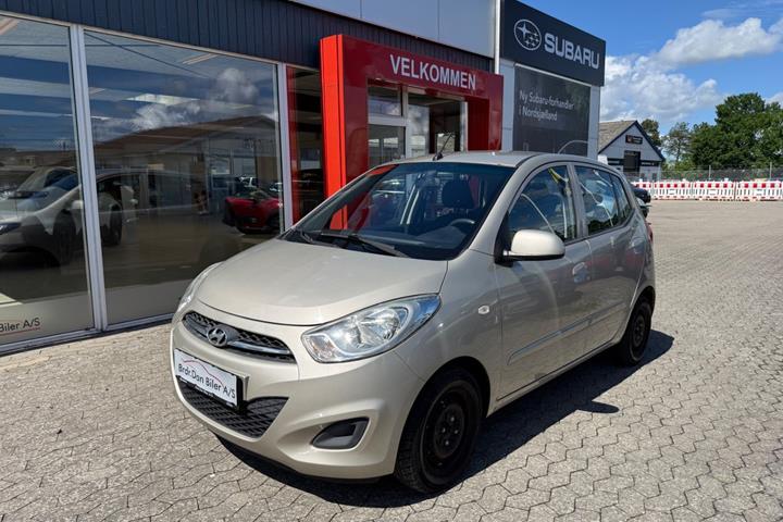 Beige Hyundai i10 fra 2011 set udefra