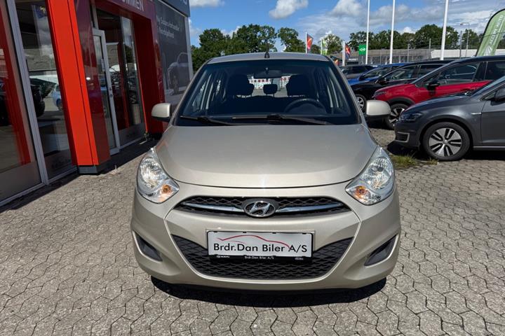 Beige Hyundai i10 fra 2011