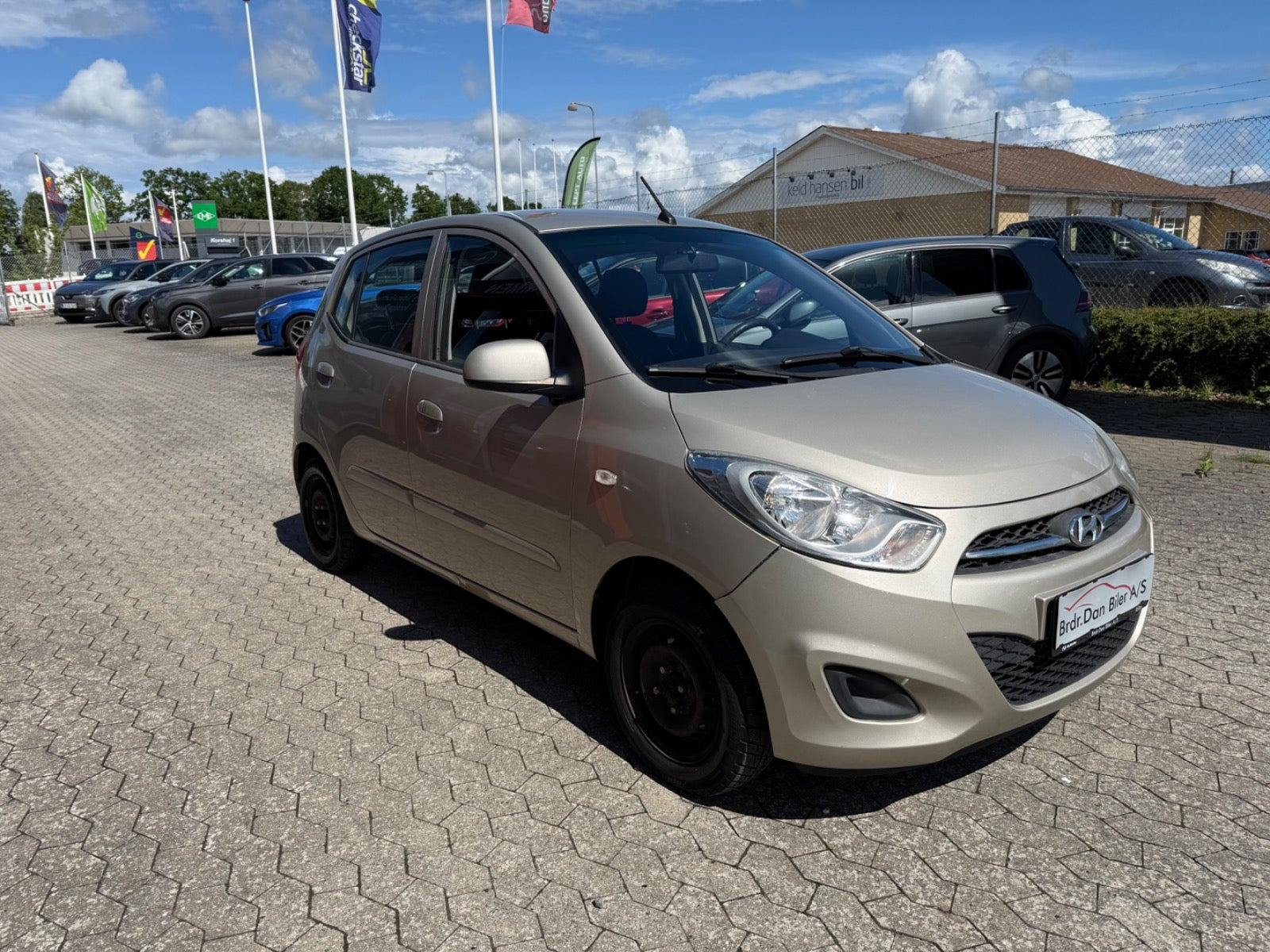 Beige Hyundai i10 fra 2011