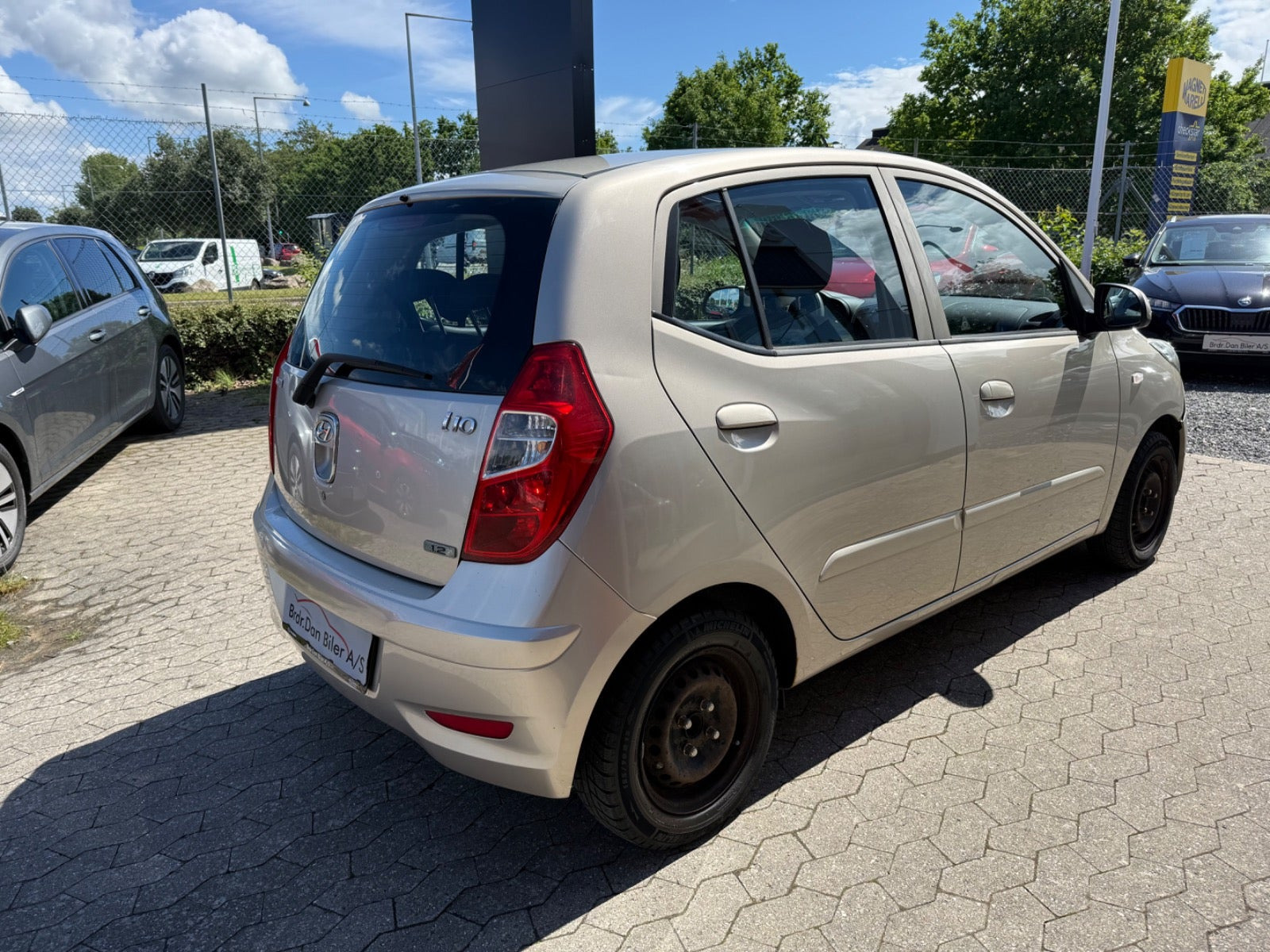 Beige Hyundai i10 fra 2011
