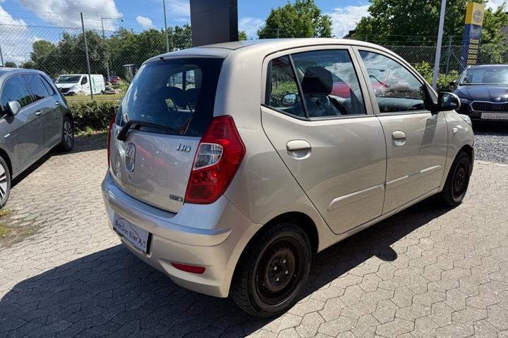 Beige Hyundai i10 fra 2011