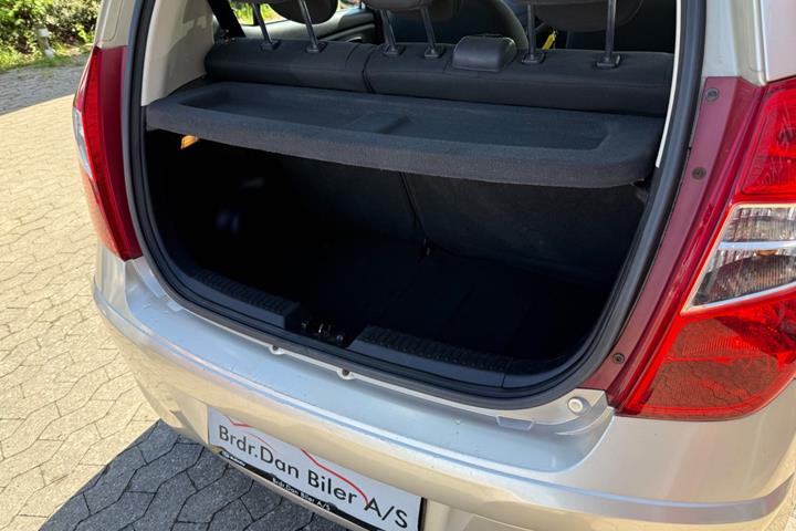 Beige Hyundai i10 fra 2011