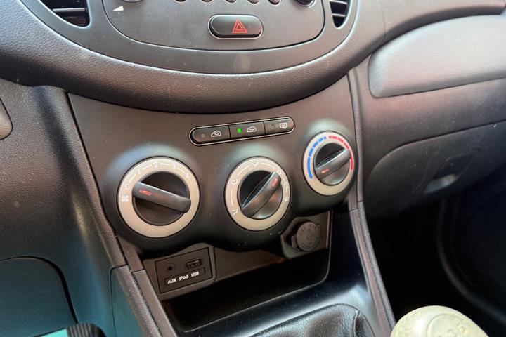 Beige Hyundai i10 fra 2011