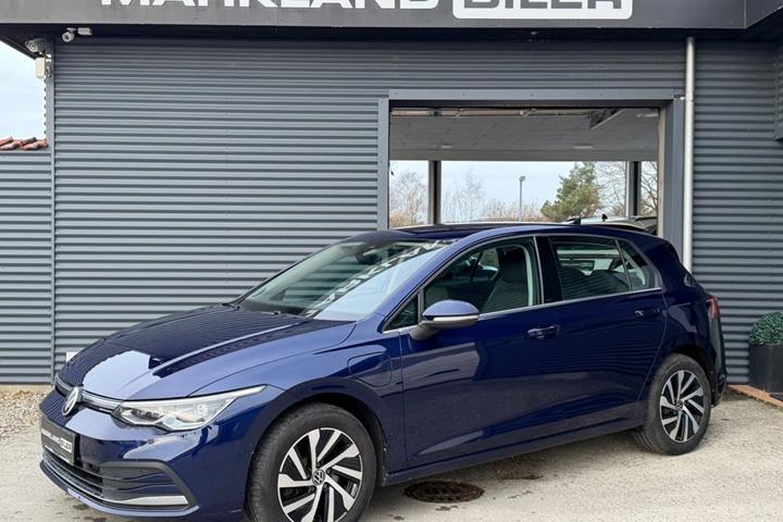 Blå VW Golf VIII fra 2021 set udefra