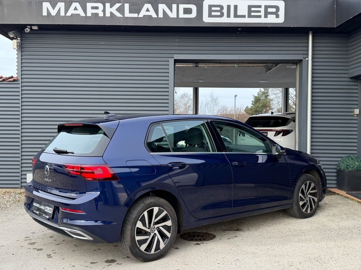 Blå VW Golf VIII fra 2021