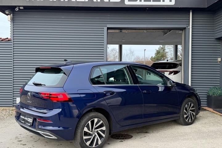 Blå VW Golf VIII fra 2021