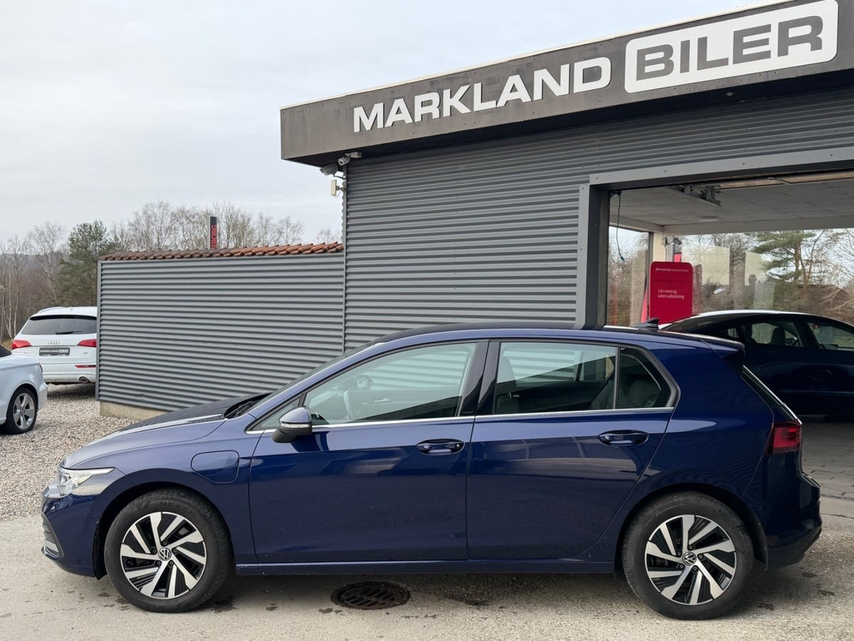 Blå VW Golf VIII fra 2021
