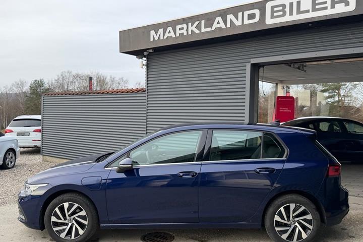 Blå VW Golf VIII fra 2021
