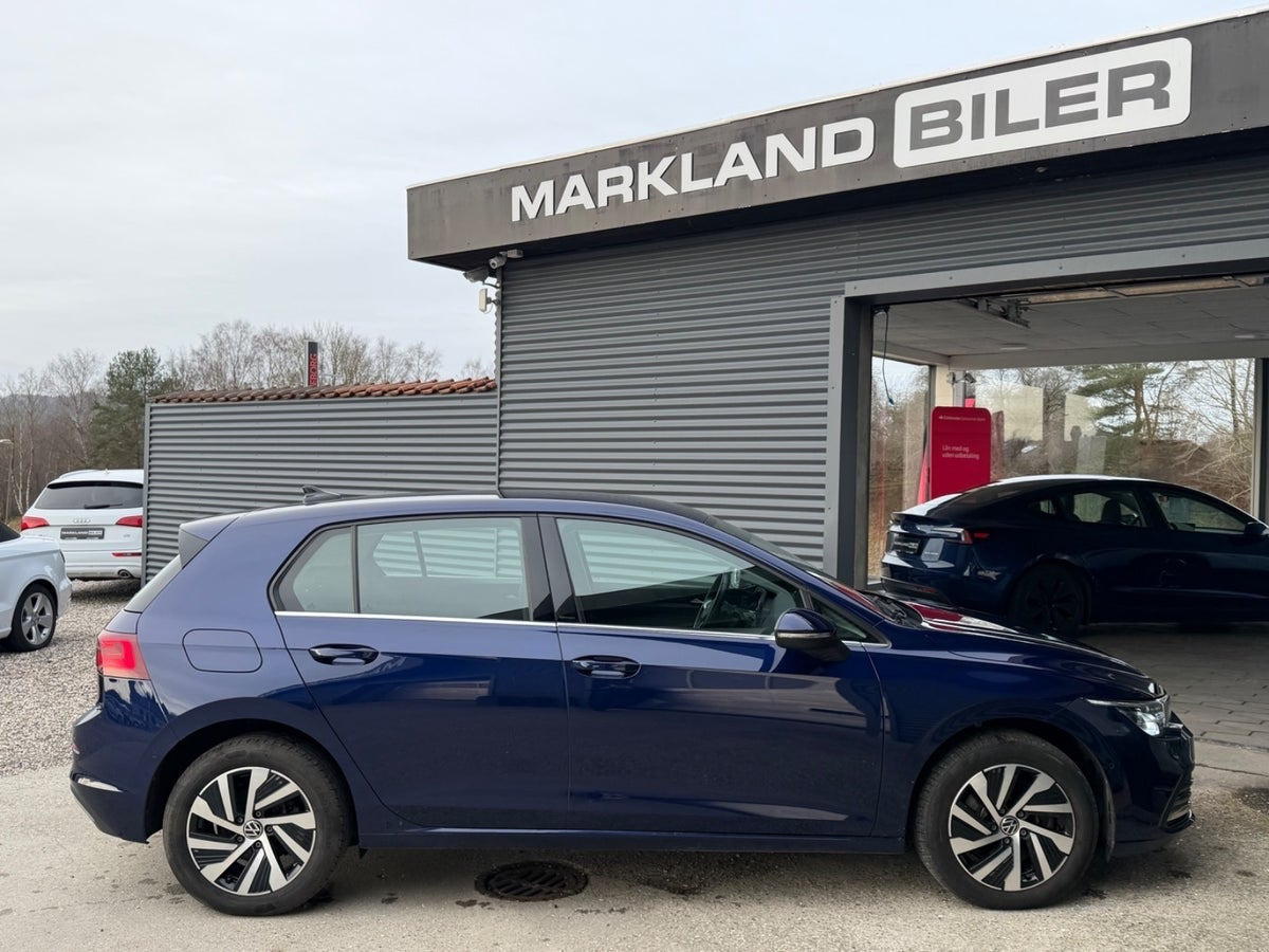 Blå VW Golf VIII fra 2021