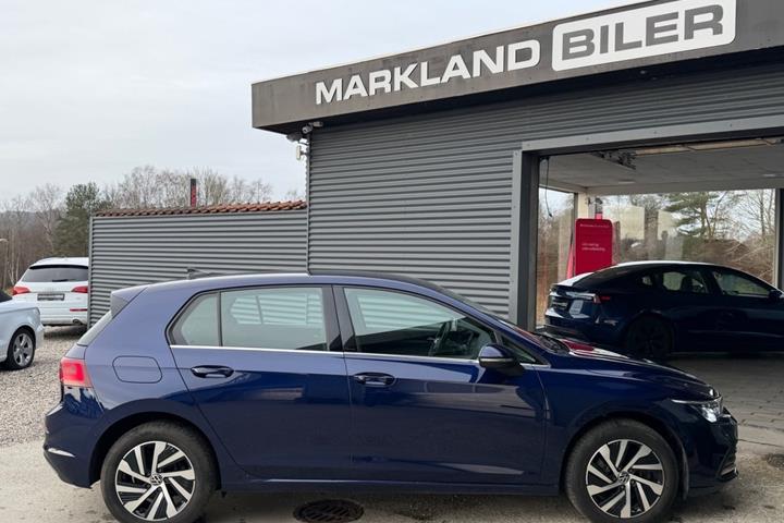 Blå VW Golf VIII fra 2021