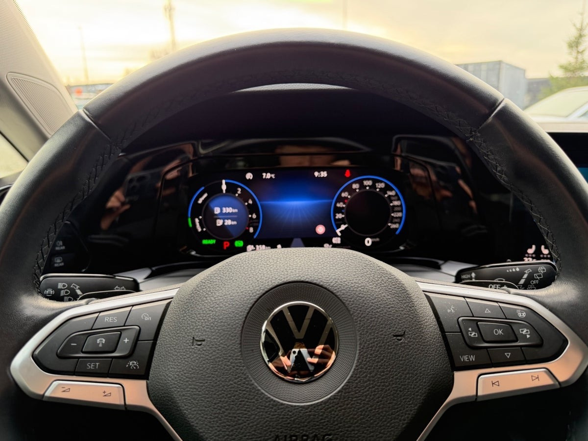 Blå VW Golf VIII fra 2021