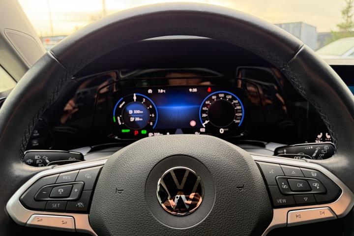 Blå VW Golf VIII fra 2021