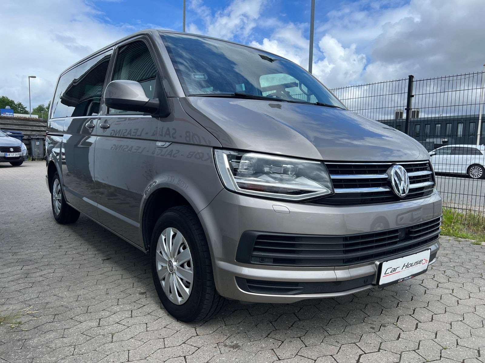 Grå VW Multivan fra 2018