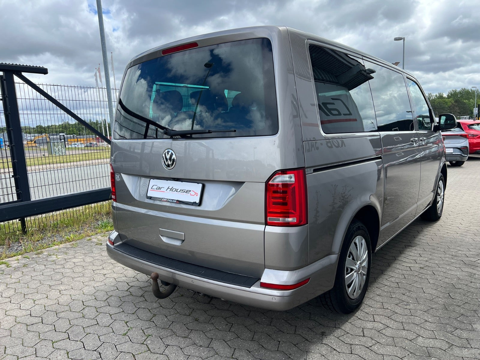 Grå VW Multivan fra 2018