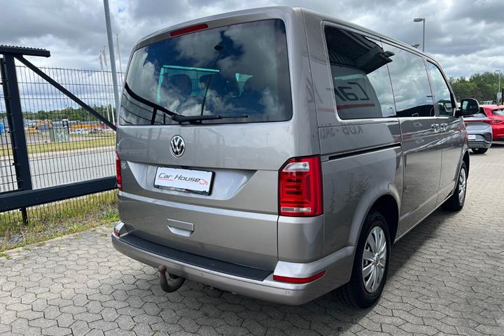 Grå VW Multivan fra 2018