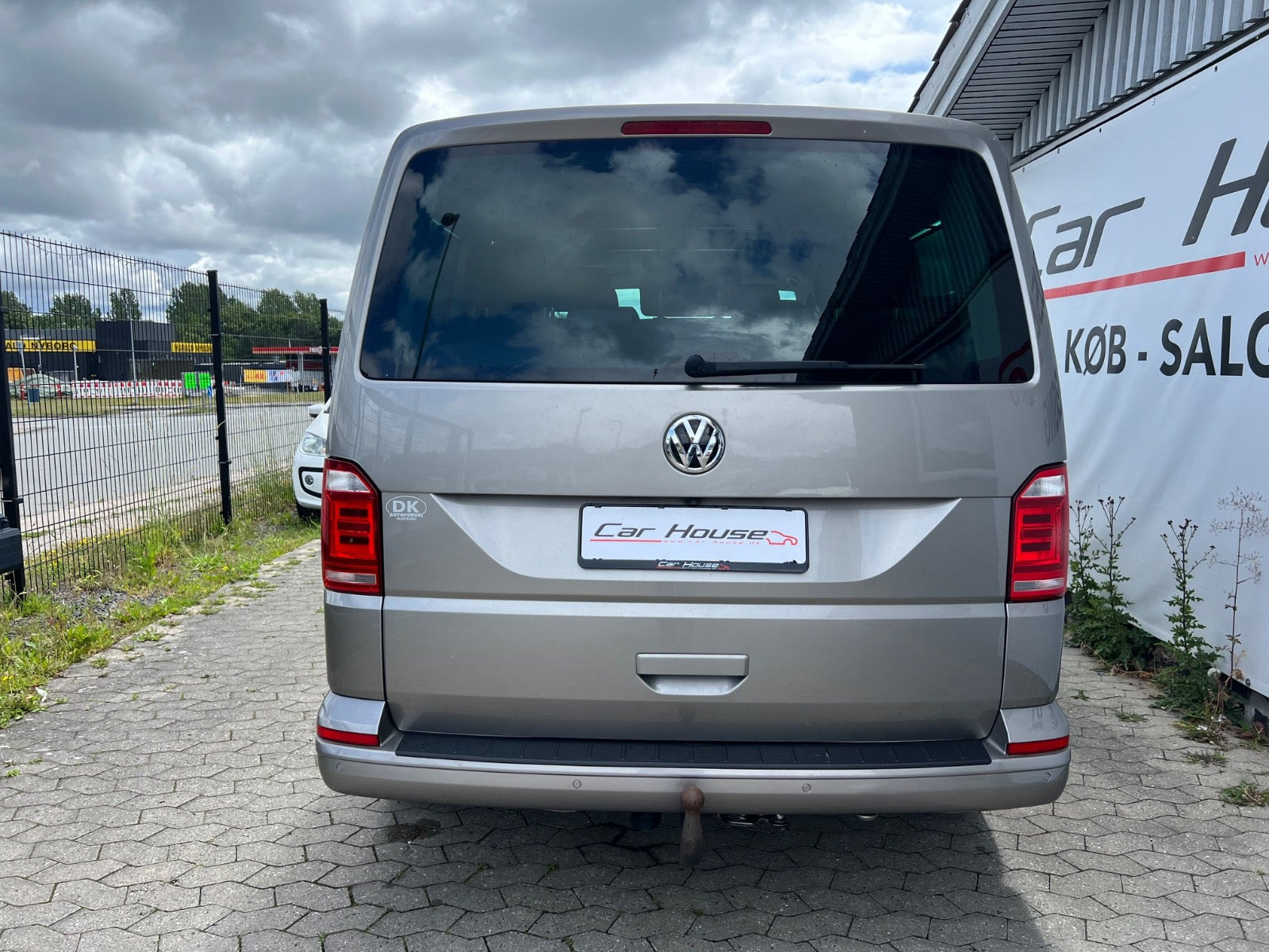 Grå VW Multivan fra 2018