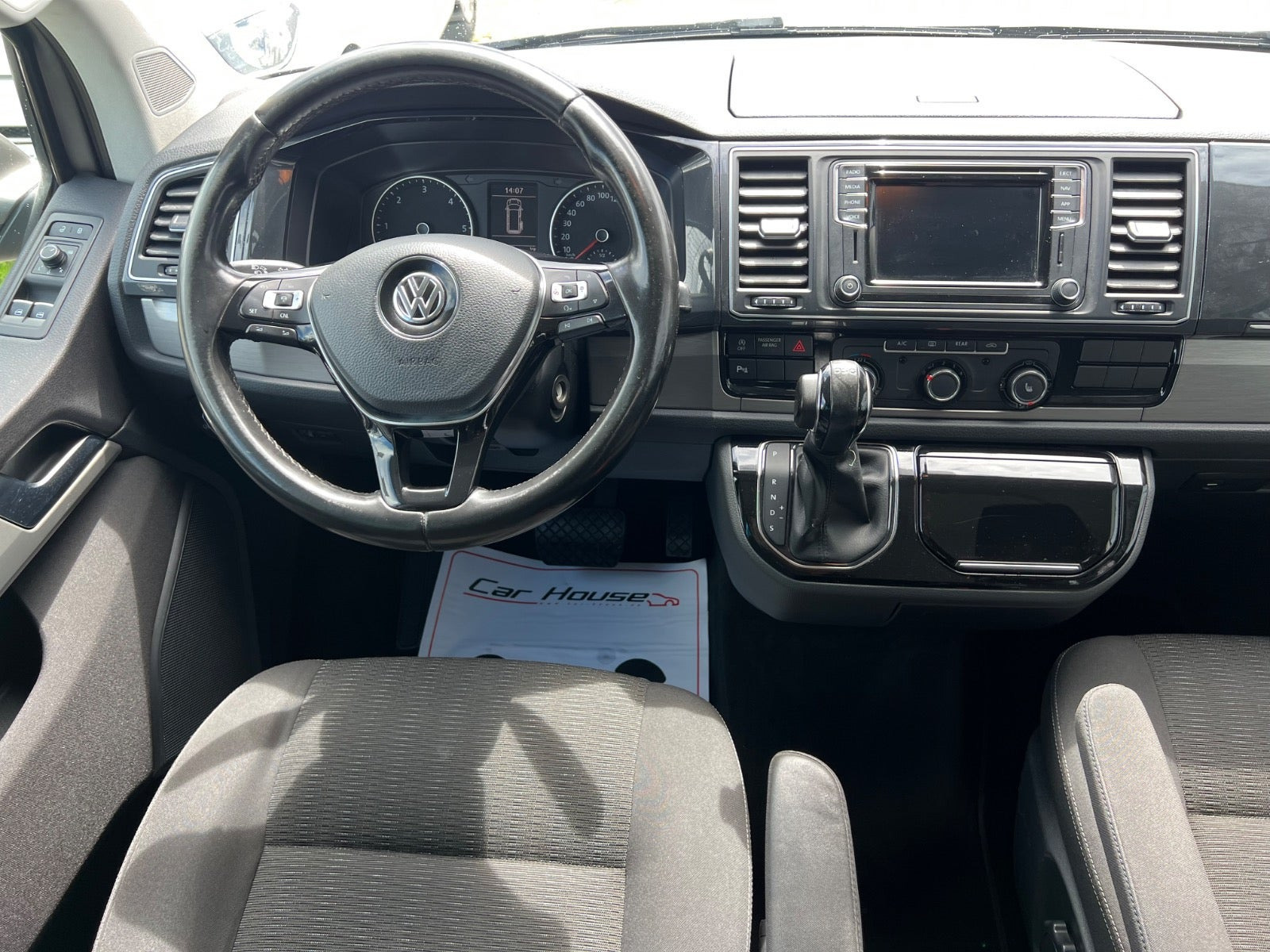 Grå VW Multivan fra 2018